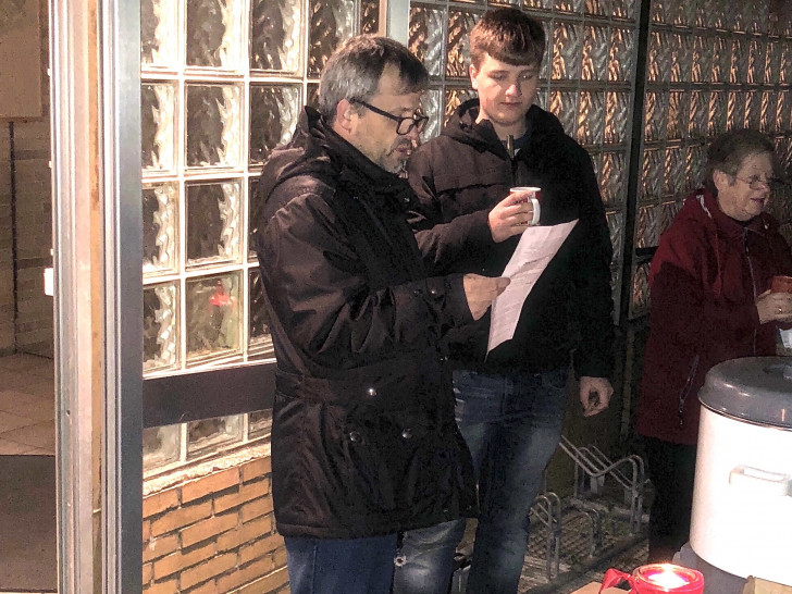 Der 1. Vorsitzende, Frank Senne, liest die Weihnachtsgeschichte vor. Fotos und Text: Peter G. Matzuga
