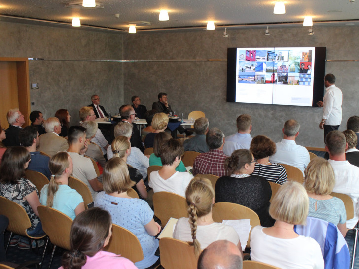 Am Mittwochabend fand eine "interne" Info-Veranstaltung zum Volksbank-Neubau und der Kita Am Herzogtore statt. Fotos: Anke Donner 