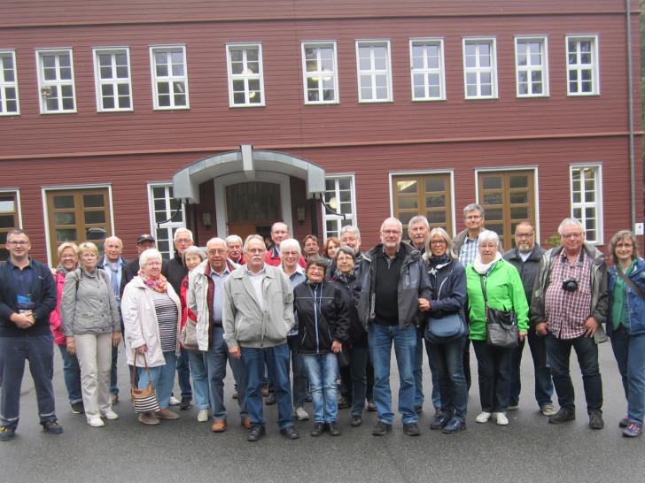 Die Gruppe vor der historischen Fassade des Wasserwerks an der Eckertalsperre – vor dem Rundgang durch die Staumauer. Fotos: SOVD Ilsede/R. Moritz
