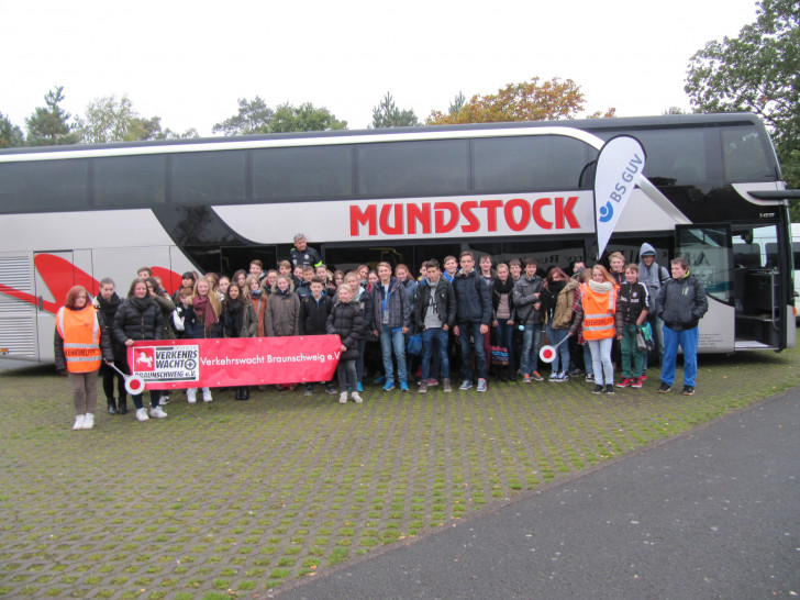 52 Schülerlotsen durften als Dankeschön für ihre ehrenamtliche Tätigkeit einen Tag im Heidepark Soltau verbringen. Foto: Verkehrswacht Braunschweig