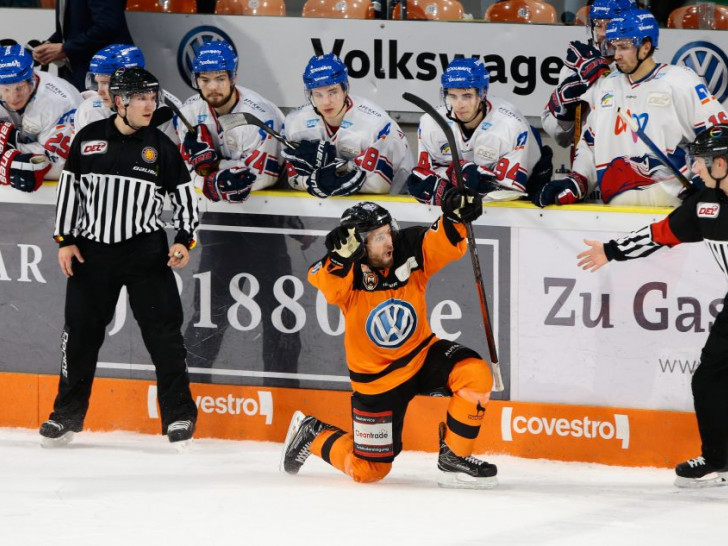 Daniel Sparre jubelt nach seinem Siegtreffer. Foto: Michael Täger