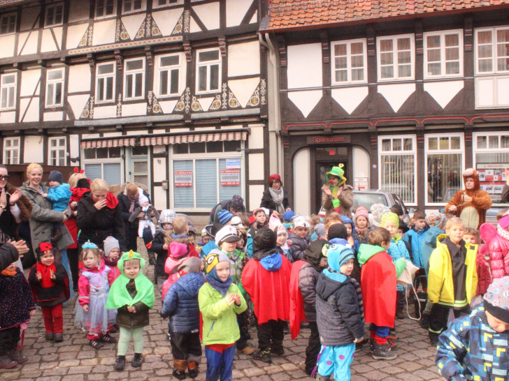 Die Kinder des Hornburger Kindergartens zogen am Vormittag verkleidet durch die Stadt. Fotos: Anke Donner