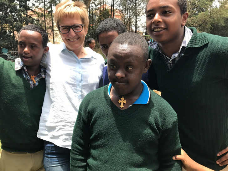 Ein Vortrag zur Situation geistig behinderter Kinder in Äthiopien – ein Erfahrungsbericht. Foto: Prof. Dr. Sabine Bromach in Äthiopien