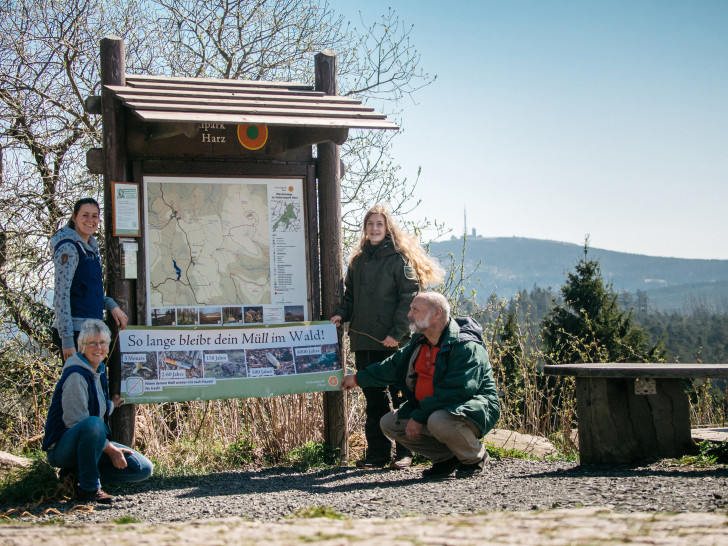 Die FÖJlerin Sophie Schreiber (2.v.rechts) hat mit Unterstützung weiterer Freiwilliger des Nationalparks Harz und der Nationalparkverwaltung eine Kampagne zur Müllvermeidung für einen sauberen Nationalpark entwickelt. Foto: Sebastian Berbalk