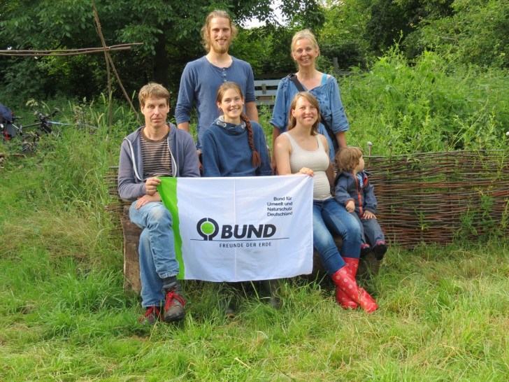 Neue BUND-Ortsgruppe "Waldgarten am Exer" vorne: Uli Engelke, Anita Siemon, Anne Bodemer und Levi. hinten: Alexander Siemon, Susanne Kracht (BUND Kreisgruppe), Foto: Dalchow
