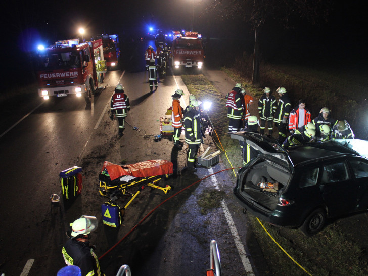 Der Autofahrer musste mit lebensgefährlichen Verletzungen ins Krankenhaus. Fotos: Feuerwehr Hohenhameln