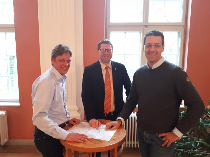Bürgermeister Marco Kelb (Mitte) beriet sich mit der Spitze der CDU/FDP-Gruppe Kai Jacobs (links) und Stefan Fenner (rechts) zur Sickter Ortsmitte. Foto: privat