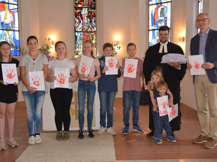 Im Gottesdienst überreichten die Jugendlichen ihre Botschaft an den Landtagsabgeordneten Christoph Plett. Foto: Kirchenkreis Peine