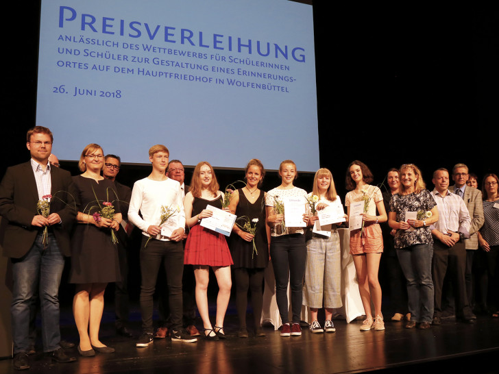 Das Foto zeigt die prämierten Schüler mit den Verantwortlichen des Wettbewerbs. Foto: Stadt Wolfenbüttel