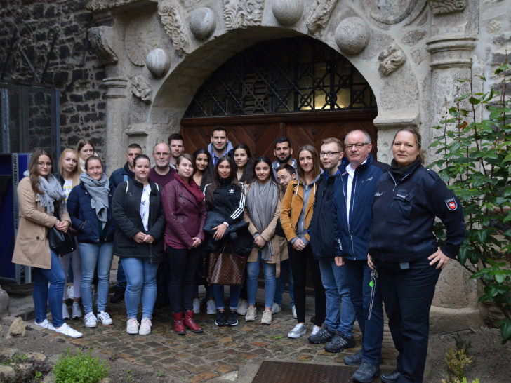 Vor dem Workshop versammelten sich alle Teilnehmenden für ein Gruppenfoto. Foto: Gedenkstätte in der JVA Wolfenbüttel