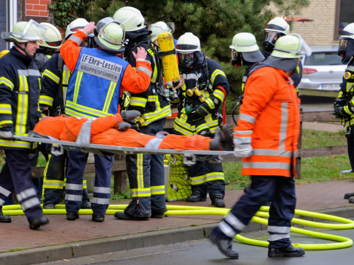 Insgesamt waren acht Trupps mit der gestellten Menschenrettung beschäftigt. Fotos: Feuerwehr Landkreis Gifhorn