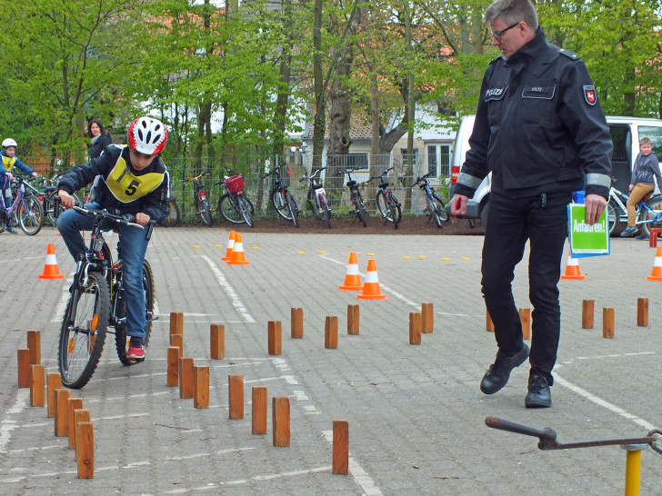 Unter den kritischen Blicken von Sven Golz mussten die jungen Radfahrer eine abgesteckte Strecke bewältigen. Fotos: Kreisverkehrswacht Helmstedt
