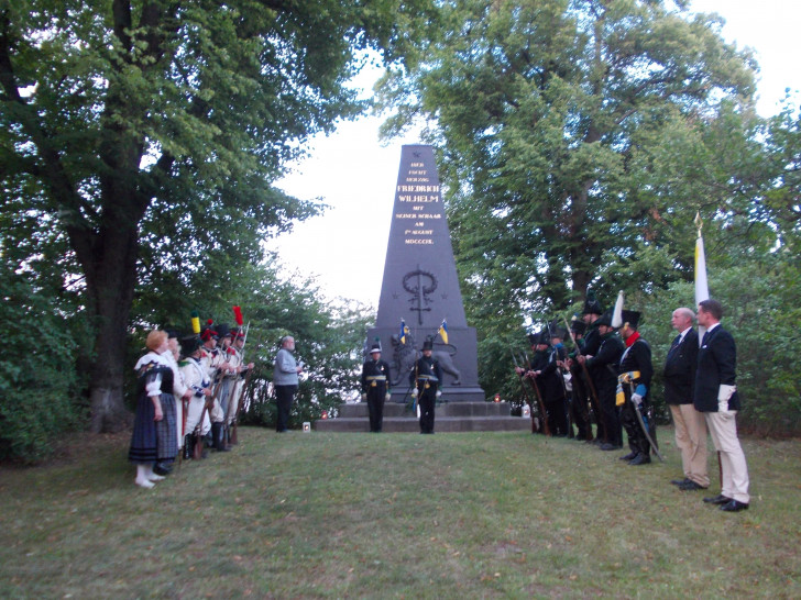 Der Obelisk in Oelper mit Beteiligten der Gedenkfeier im vergangenen Jahr. Foto: Privat
