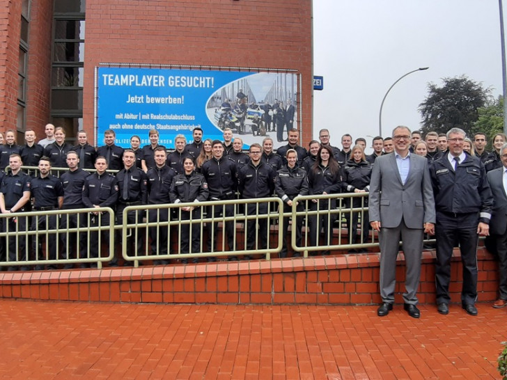 Das Bild zeigt den Leiter der Polizeiinspektion SZ/PE/WF, Herrn Volker Warnecke, zusammen mit den neuen Mitarbeiterinnen und Mitarbeitern und weiteren Führungskräften. Foto: Polizei