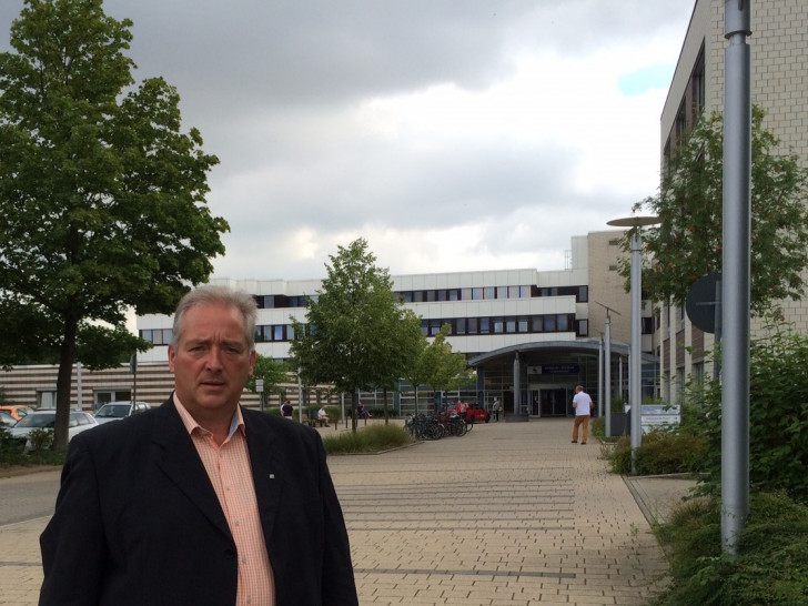 CDU-Landtagsabgeordneter Frank Oesterhelweg vor dem Städtischen Klinikum. Foto: Privat
