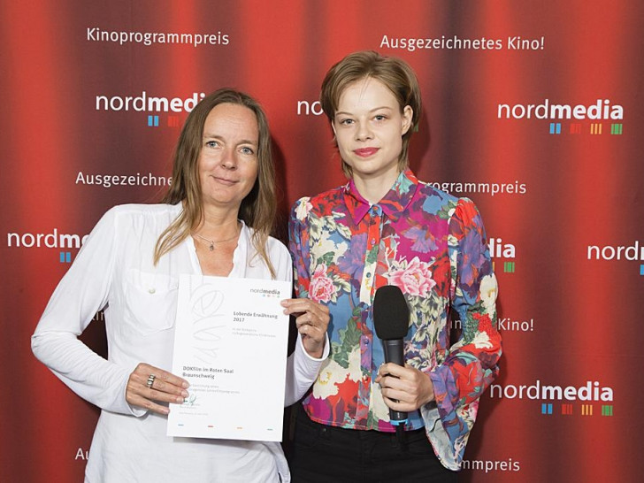 Die Preisurkunden überreichte die Schauspielerin Emma Bading als Patin. Für „DOKfilm im Roten Saal“ nahm Programmgestalterin Iris Mügge vom Kulturinstitut die Urkunde entgegen. Foto: nordmedia