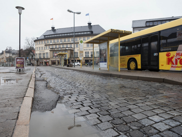 Der schlechte Bodenzustand im Bereich der Stadtbus-Haltestellen ist auch den städtischen Fachdiensten ein Dorn im Auge. Foto: Alec Pein