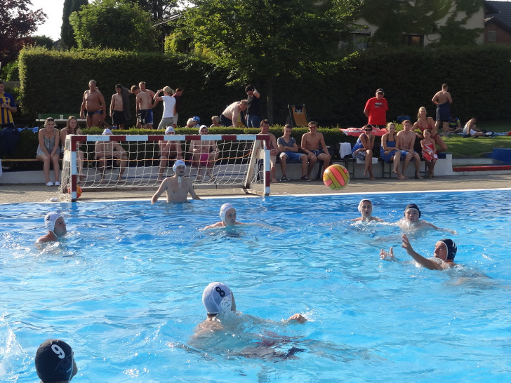Zum dritten Mal fand an dem Wochenende 1. und 2. August das sportliche Wasserballturnier im Freibad Groß Denkte statt. Foto: Privat