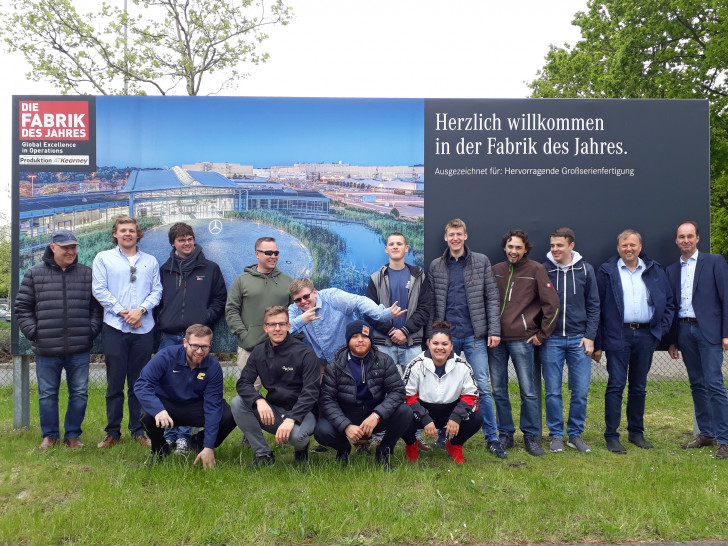 Studierende aus Deutschland und den USA sowie ihre Betreuer während der Exkursion vor dem Mercedes Benz Werk in Bremen. Foto: Ostfalia