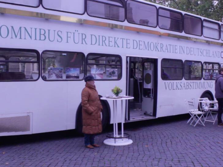 Der Omnibus der direkten Demokratie ist von Mittwoch bis Freitag in Braunschweig zu Gast. Foto/Video: Anke Donner 