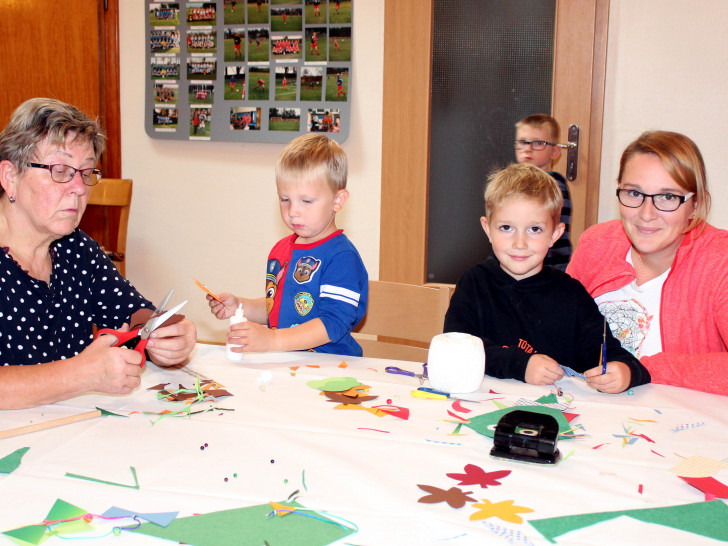Hier helfen die Erwachsenen dem drei Jahre alten Bastian (links) aus Roklum und Hannes (5) aus Schladen
Foto:Bernd-Uwe Meyer