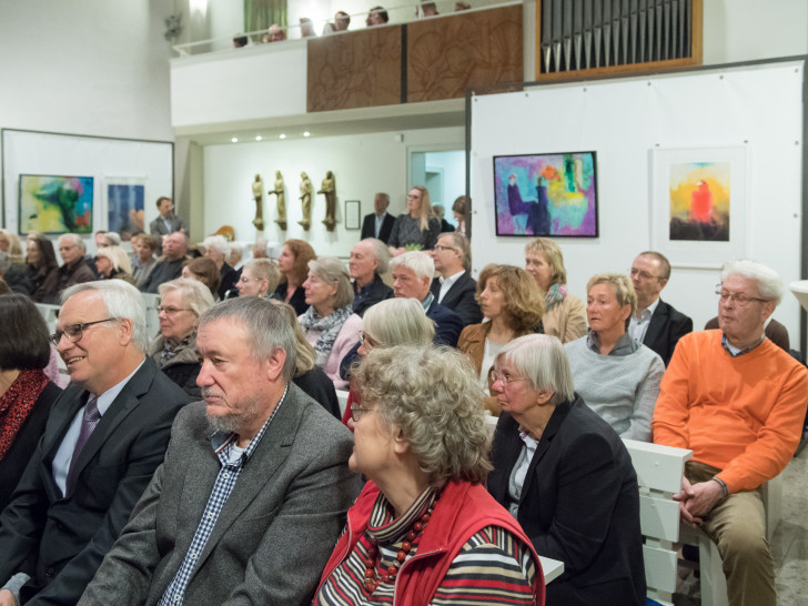 Blick in die vollbesetzte Theodor-Fliedner-Kirche während der Ausstellungseröffnung. Foto: Klaus G. Kohn