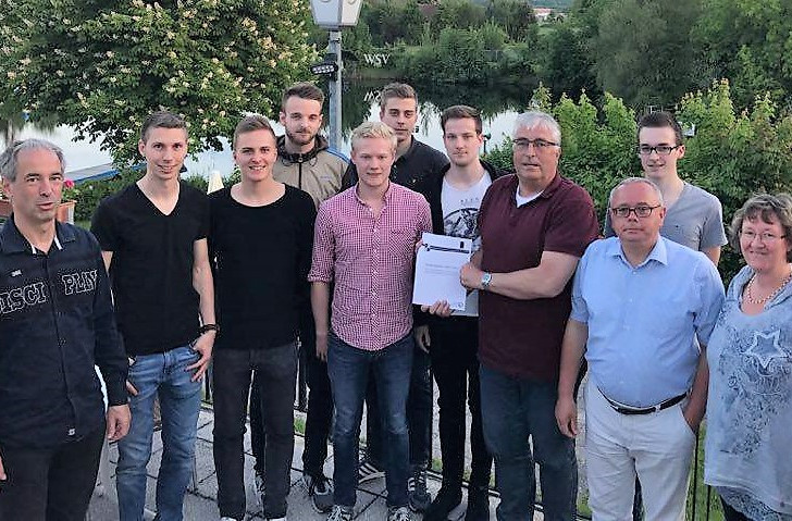 Marcel Sydow (5 v. l.) überreicht als Projektleiter offiziell die Auswertungen an den Vereinsvorsitzenden Rainer Porath (4. v. r.). Foto: WSV