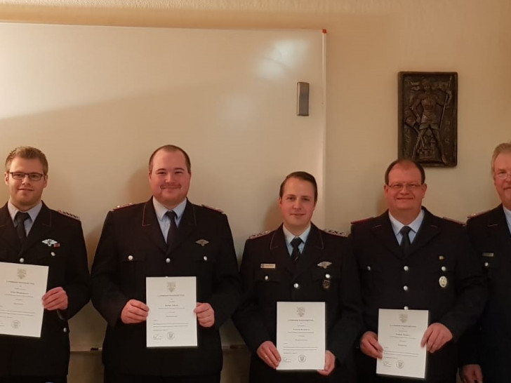 Von links: Hendrik Laabs, Eike Hoppmann, Julius Ebers, Sascha Remmer, Stefan Hanne, Zugführer Hans-Otto Steckhahn und Kreisbrandmeister Tobias Thurau. Foto: Stadtfeuerwehrpresseteam Wolfenbüttel