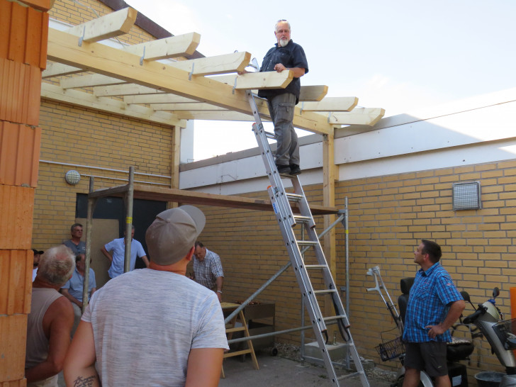 Reinhard Bauch vom Bauamt der Gemeinde Lehre hatte die Ehre, den letzten Nagel in den Sparren einzuschlagen. Fotos: Gemeinde Lehre