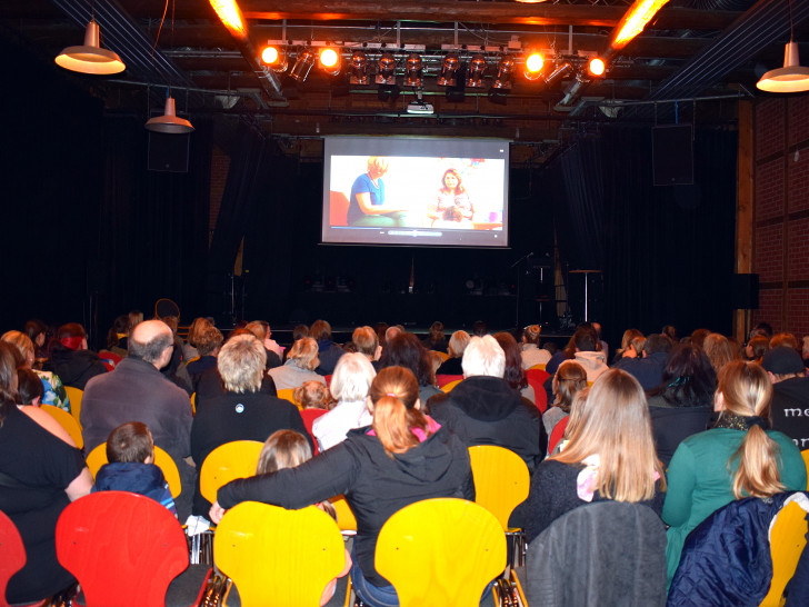 Über 100 Interessierte waren zur Premiere des Imagefilms „Kindertagespflege in Salzgitter“ in die Kulturscheune gekommen. Foto: Stadt Salzgitter