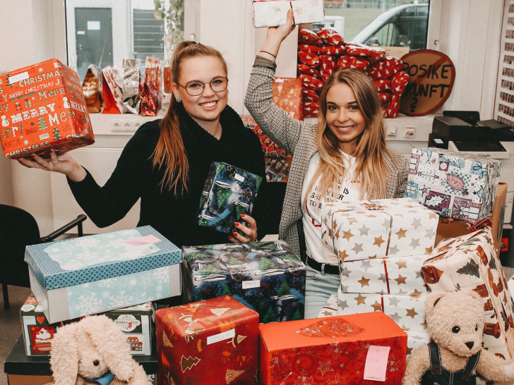 Nina Thielert (li.) und Charlene Richter von der JAV mit einigen der bereits eingereichten Geschenke. Foto: Volkswagen Interne Kommunikation Betriebsrat Wolfsburg