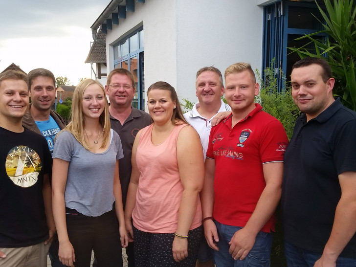 Vl. Fachbereichsleiter „Küche" Kai Grabowski, Dennis Bahr, Maja von Hofmann, Thomas Ponath, Karina Schmalkoke, Thomas Lange, Sven Rockar und Gemeindejugendfeuerwehrwart Matthias Klein. Foto: Gemeindejugendfeuerwehr