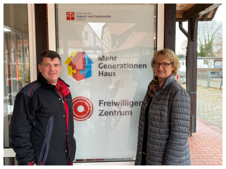 Ingrid Pahlmann MdB und Eckhart Schulte vor dem Mehrgenerationenhaus Georgshof in Gifhorn.
Foto: Wahlkreisbüro Ingrid Pahlmann