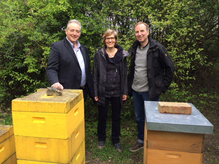 Frank Oesterhelweg bei seinem Besuch am THG mit Kerstin Steinmeyer und Christian Bilges am Bienenstock. Foto: Oetsrhelweg