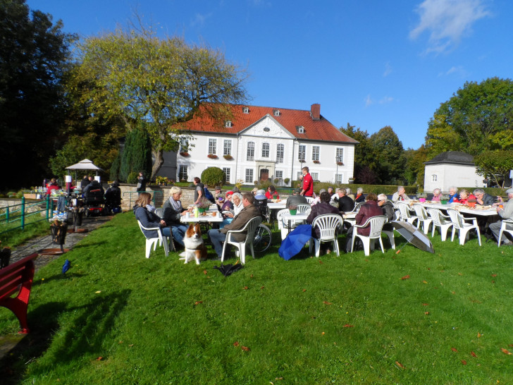 Die Seniorenbetreuung Schloss Schliestedt feierte Kartoffelfest. Foto: Sabine Resch-Hoppstock