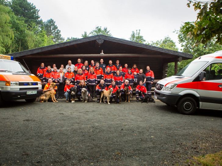  Einige der Rettungshunde mit ihren Führerinnen und Führern beim Trainingszeltlager. Foto: Malteser
