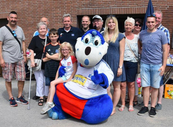 Auch „Dino“, das Maskottchen des Fußballerstligisten Hamburger SV, zählte zu den Besuchern des Aktionstages. Fotos: Landfrauen Helmstedt