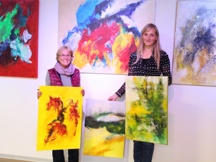 Neue Ausstellung im SchmidtTerminal. Künstlerin Ingeborg Meißner (links) und Walburga Schmidt vom Reisebüro Schmidt stellen die Bilder vor. Foto: Max Förster