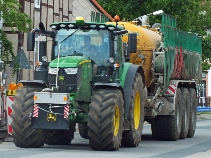 Neben den praktischen Aktivitäten, Düngemittel mit großen Fahrzeugen auf die landwirtschaftlichen Flächen  zu bringen, werden in den Betrieben auch Aufzeichnungen erforderlich. Foto: Achim Klaffehn