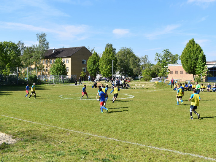 Die Mannschaft der Bewohner aus dem Standort Braunschweig der Landesaufnahmebehörde Niedersachsen eröffnete das Turnier gegen den Polizeisportverein Braunschweig. Foto: LAB NI/Hintze