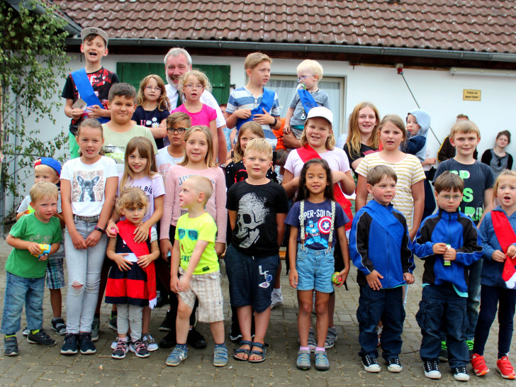 Einige der punktbesten Kinder mit Bürgermeister Karl-Heinz Müller. Fotos: Bernd-Uwe Meyer