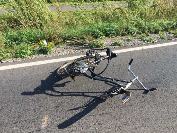 Der Fahrradfahrer kam zu Fall, als er der Plane ausweichen musste. Foto: aktuell24 (bm)