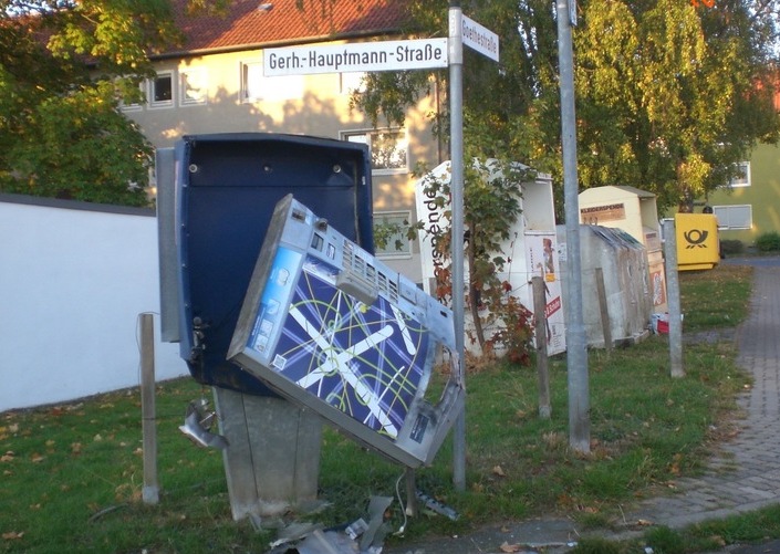 Durch die Wucht der Detonation wurde der Automat vollständig zerstört. Foto: Polizei