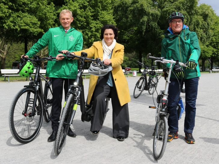 Von links: Dr. Jürgen Peter (Vorstandsvorsitzender AOK Niedersachsen), Carola Reimann (Niedersächsische Sozialministerin) und Volker Czech (stellvertretender Vorsitzender ADFC Niedersachsen). Foto: AOK

 