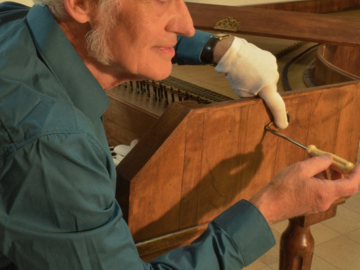 Wolfgang Wenke bei der Arbeit am Gräbner-Flügel. Foto: Werkstatt Wenke 