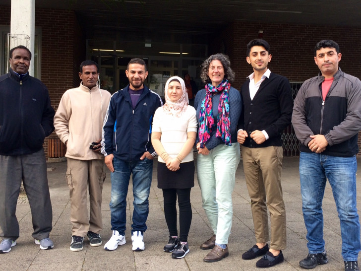 Mitglieder des Flüchtlingsrats, darunter Vorstandsmitglieder Nazanin Mohamadi (Mitte) und Nesar Brikzai (2. v.r.), mit Ghalia El Boustami, Bündnis 90 /Die GRÜNEN Wolfenbüttel. Foto: privat.