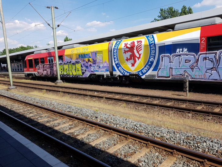 Purer Akt von Vandalismus: Erst vor drei Wochen wurde der neue BTSV-Zug neu übergeben. Foto: Christopher Bein