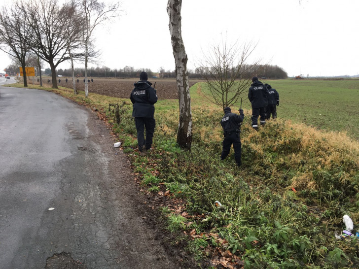 Polizisten sichern Spuren in der Nähe des Tatortes. Foto: aktuell24