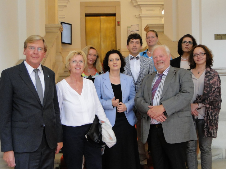 Foto v.l.n.r.: Rüdiger Warnke (Nibelungen-Wohnbau-GmbH), Karin Warnke, Barbara Kalleicher, Carola Reimann, Gregor Kaluza (Geschäftsführung Stadtteilentwicklung Weststadt e.V.), Katrin Bail (Stadtteilentwicklung Weststadt e.V., Treffpunkt Saalestraße), Ralf Kalleicher (Braunschweiger Baugenossenschaft eG), Imrie Shashivari (Treffpunkt Pregelstraße), Violetta Lenz (Treffpunkt Queckenberg), Foto: privat