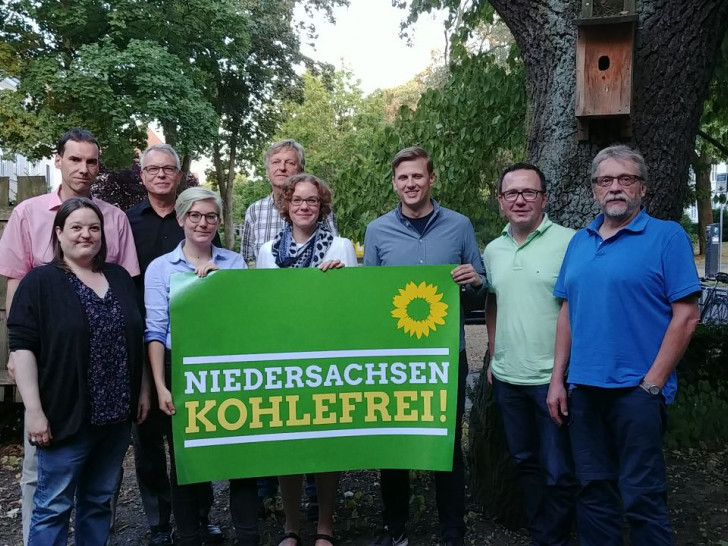 Imke Byl (4. v.l.) und Julia Verlinden (6. v.l.) gemeinsam mit Michael Kühn (links), Reinhold Schultz ( 5.v.l.), Sandra Jördens (Geschäftsführerin Grüne Stadtratsfraktion, 2.v.l) und den Grünen Kommunalpolitikern Frank Richter (3.v.l.), Yannick Klaffehn (3.v.r.) , Uwe Conradt (rechts) und Olaf Niehus (Sprecher der Stadtratsfraktion, 2.v.r.). Foto: Grüne